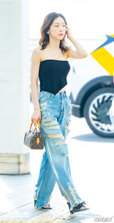 Taeyeon feet photo thumbnail