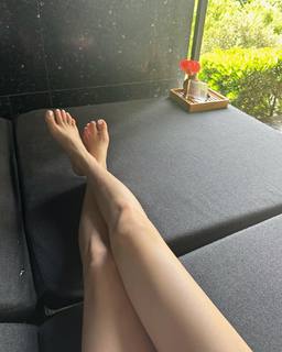 Taeyeon feet photo thumbnail