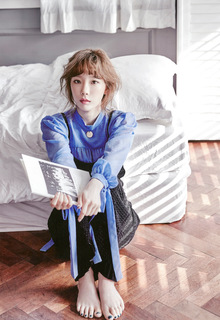 Taeyeon feet photo thumbnail