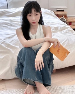 Taeyeon feet photo thumbnail