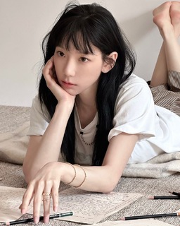Taeyeon feet photo thumbnail
