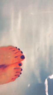 Taeyeon feet photo thumbnail