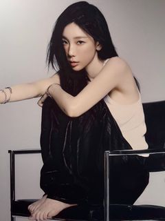 Taeyeon feet photo thumbnail