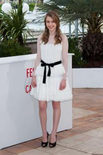 Taissa Farmiga feet photo thumbnail