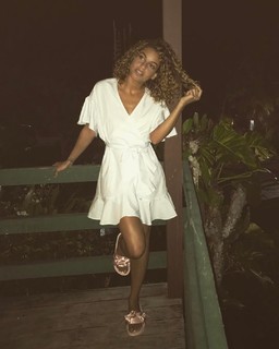 Tal Benyezri feet photo thumbnail