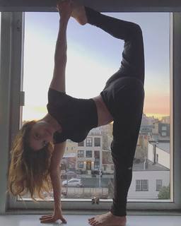Talia Sutra feet photo 7