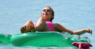 Tallia Storm feet photo thumbnail