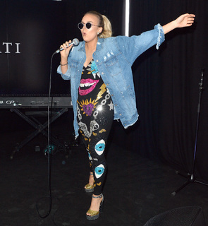 Tallia Storm feet photo thumbnail