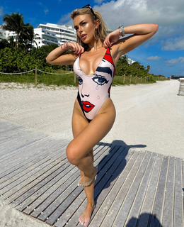 Tallia Storm feet photo thumbnail