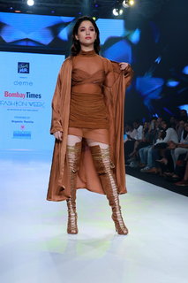 Tamannaah Bhatia feet photo thumbnail