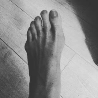Tamzin Outhwaite feet photo thumbnail