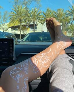 Tania Raymonde feet photo thumbnail