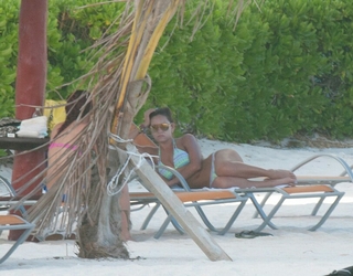 Tania Rincón feet photo thumbnail