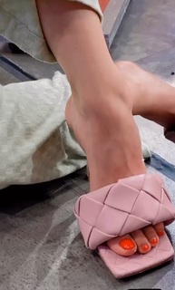 Tania Rincón feet photo thumbnail