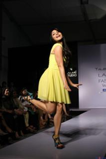 Tanisha Mukherjee feet photo 9