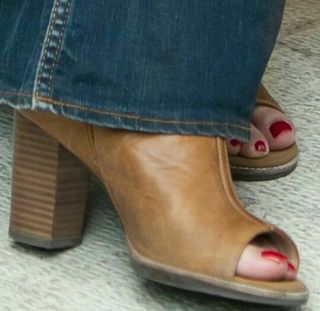 Tannaz Tabatabaei feet photo 1