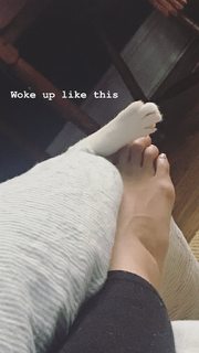 Tao Okamoto feet photo thumbnail