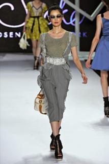 Tao Okamoto feet photo thumbnail