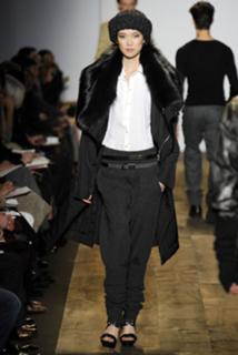 Tao Okamoto feet photo thumbnail