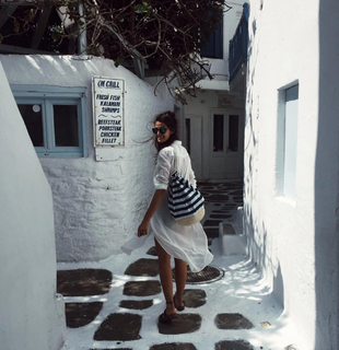 Tara Emad feet photo thumbnail