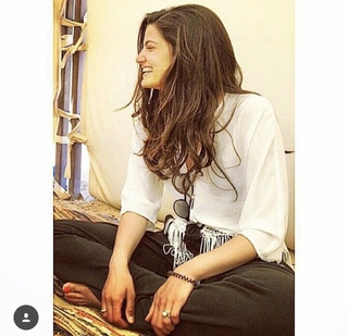 Tara Emad feet photo thumbnail