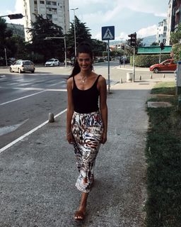 Tara Emad feet photo thumbnail