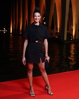 Tara Emad feet photo thumbnail