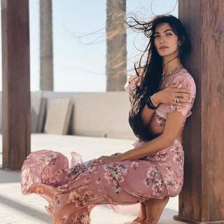 Tara Emad feet photo thumbnail