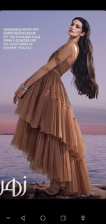 Tara Emad feet photo thumbnail