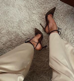 Tara Emad feet photo thumbnail