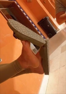 Tara Emad feet photo thumbnail