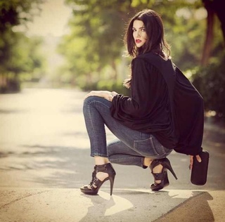 Tara Emad feet photo thumbnail