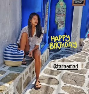 Tara Emad feet photo thumbnail