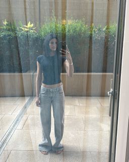 Tara Emad feet photo thumbnail