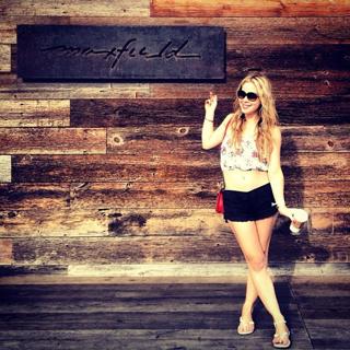 Tara Lipinski feet photo thumbnail