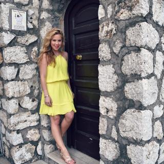 Tara Lipinski feet photo thumbnail