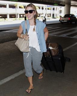 Tara Lipinski feet photo thumbnail