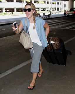 Tara Lipinski feet photo thumbnail