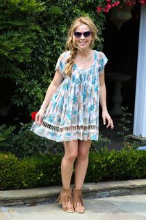 Tara Lipinski feet photo thumbnail
