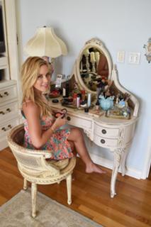 Tara Lipinski feet photo thumbnail