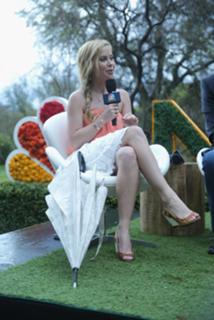 Tara Lipinski feet photo thumbnail