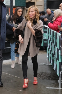 Tara Lipinski feet photo thumbnail
