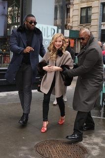 Tara Lipinski feet photo thumbnail