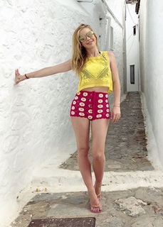 Tara Lipinski feet photo thumbnail