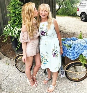 Tara Lipinski feet photo thumbnail