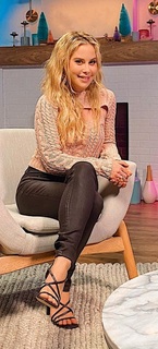Tara Lipinski feet photo thumbnail
