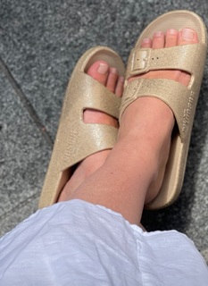 Tara Lipinski feet photo thumbnail