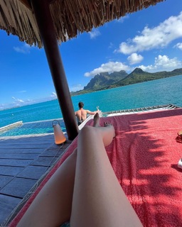 Tara Lipinski feet photo thumbnail