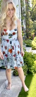 Tara Lipinski feet photo thumbnail