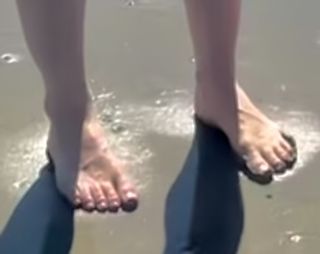 Tara Lipinski feet photo thumbnail